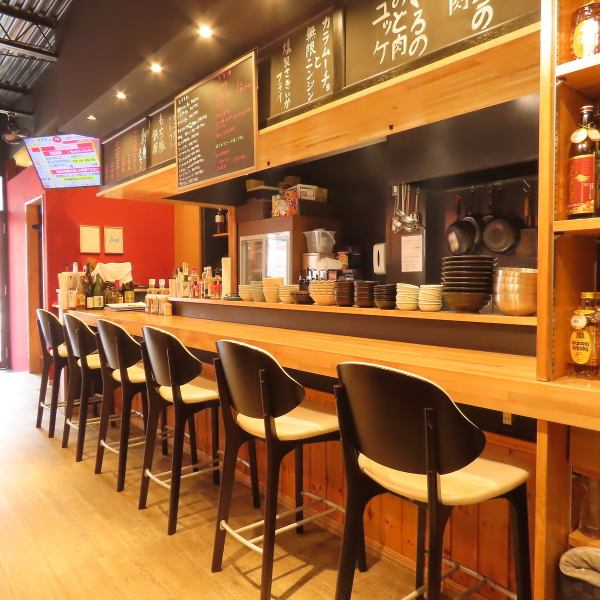 当店のカウンター席は5席設けており、お一人様のお食事やサク飲みに最適な場所です。シェフが目の前で料理を作る様子を楽しみながら、美味しい料理とお酒を味わうことができます。カジュアルで心地よい雰囲気の中で、特別なひとときをお過ごしください。一人でも気軽に立ち寄れる場所として、皆様をお待ちしております!