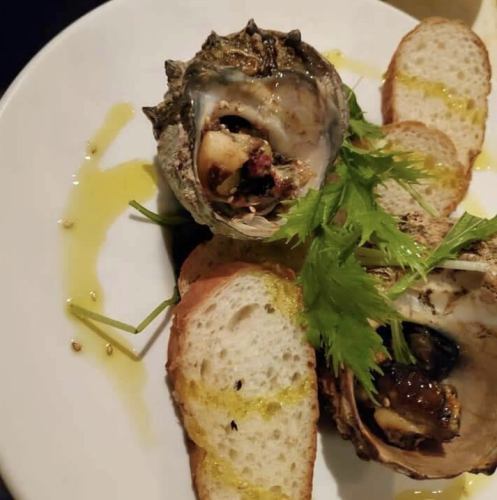 [Reservation required] Turban shell grilled with herb butter and baguette (1 piece)
