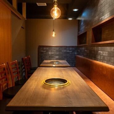 【完全個室あり】当店は、ウッドテイストで落ち着きのあるシックなおしゃれ空間となっております。壁が少ないことで開放感を兼ね備え、お席も余裕のあるつくりとなっているので、ゆったりと食事をおたのしみいただけます！お席はカウンターやテーブル席、ソファ席、完全個室もございますので、様々なシーンで◎