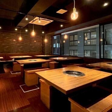 【15～41名様で貸切OK】10名様でもご利用いただける完全個室を完備している当店ですが、15～41名様でお店の貸切でのご利用も可能です！周りを気にせず、こだわりのジンギスカンや種類豊富なお酒とともに、プライベート空間でお楽しみいただけます。電話か店頭でご予約受け付けておりますので、お気軽にご相談ください！