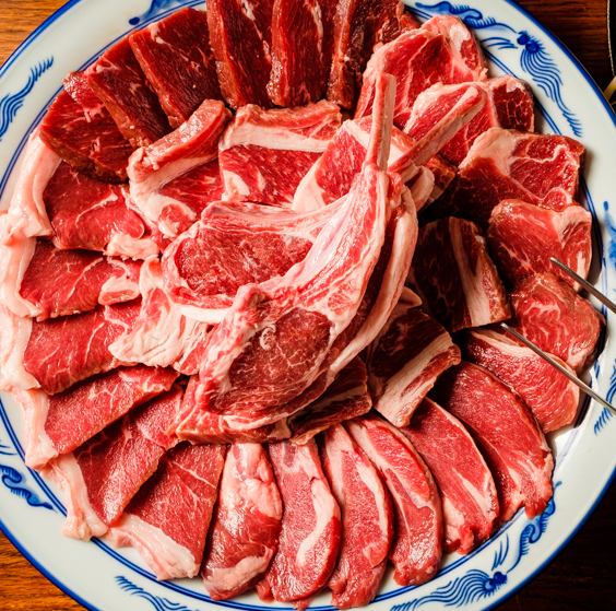 【羊肉6種！盛り合わせ】ももやラムチョップなど、こだわりの羊肉を一皿で6種類も堪能！