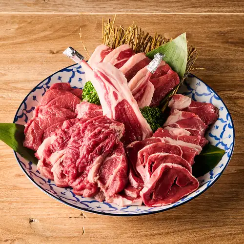 【羊肉6種!盛り合わせ】ももやラムチョップなど、こだわりの羊肉を一皿で6種類も堪能!