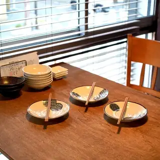こちらのお席は食堂はなたにから徒歩1分ほどの"はなれ"となっております。ご予約状況により、こちらのはなれへご案内する場合がございますので、あらかじめご了承ください。