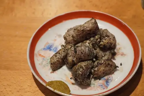 阿波尾鶏ムネ肉激レア焼生七味で