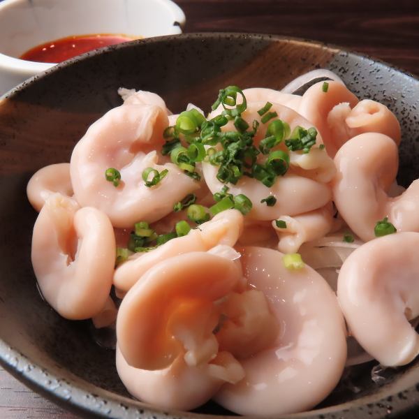 もつ焼き屋の酢モツやおつまみトロタクはゆったり一人飲みにもぴったり。カウンター8席のご用意ございます