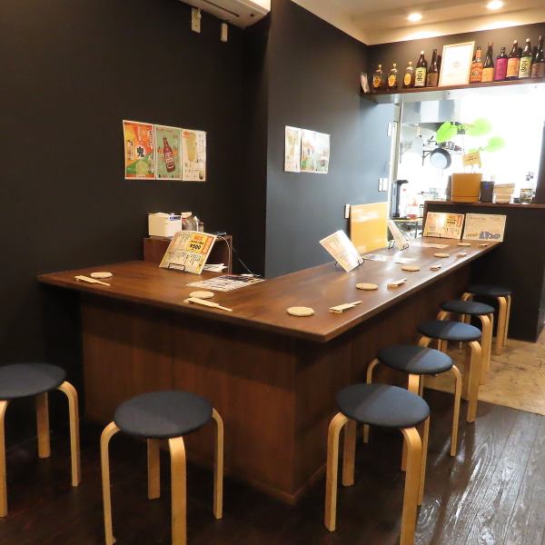 喫煙OK！一人飲みOK！！カウンターを8席完備。チーズオムレツ、牛ハラミステーキ、酢モツなど充実の一品メニューが揃っています。名物のホルモン焼きやレバニラ炒めもがっつり絶品です。居心地の良い雰囲気の中、ゆったり一人飲みをお過ごしください。