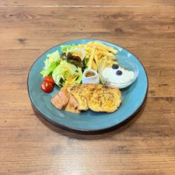 フレンチトースト(ポテト・サラダ・ヨーグルト付き)