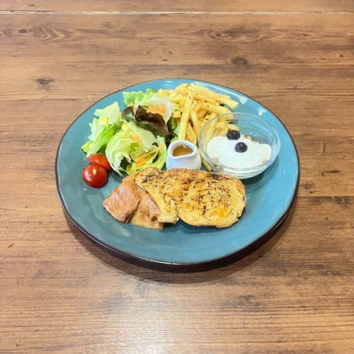 フレンチトースト(ポテト・サラダ・ヨーグルト付き)