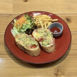 ピザトースト(ポテト・サラダ付き)