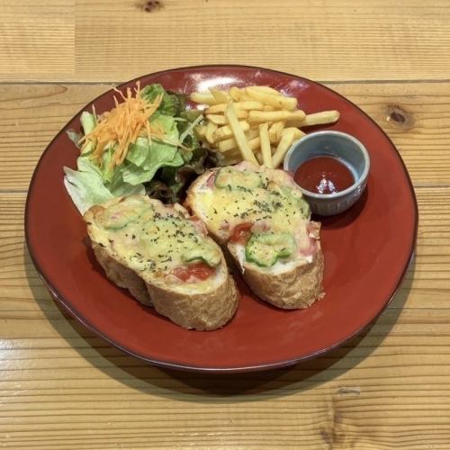 ピザトースト(ポテト・サラダ付き)