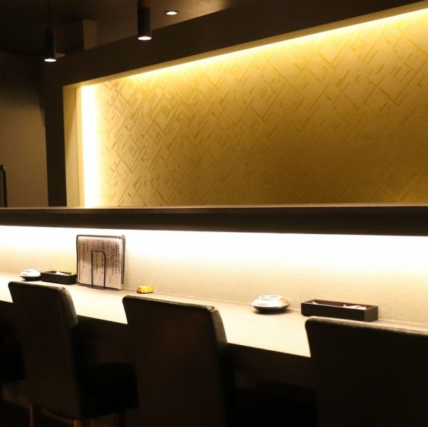 居心地が良い、カウンター7席ご用意しております。お一人様、デートにも最適です◎椅子も座り心地が良いので長時間座っても◎温かみのある照明と落ち着いた空間で心温まるお食事をお楽しみください。あなたのご来店を心よりお待ちしております！