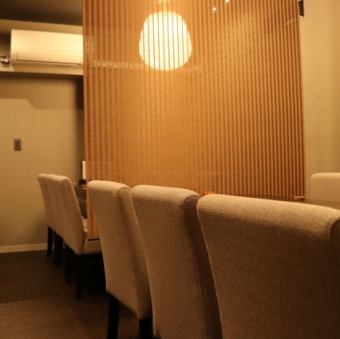 【半個室】6名様用の半個室と12名様まで対応可能な半個室をご用意しております。周囲を気にせずにプライベート感を大切にした設計となっており、友人や家族との時間を過ごすのに最適です。落ち着いた雰囲気の中で、心ゆくまでお料理を楽しむことができます。特別な日のお祝いにもぜひ、ご利用ください。
