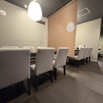 【半個室】6名様用の半個室と12名様まで対応可能な半個室をご用意しております。周囲を気にせずにプライベート感を大切にした設計となっており、友人や家族との時間を過ごすのに最適です。落ち着いた雰囲気の中で、心ゆくまでお料理を楽しむことができます。特別な日のお祝いにもぜひ、ご利用ください。