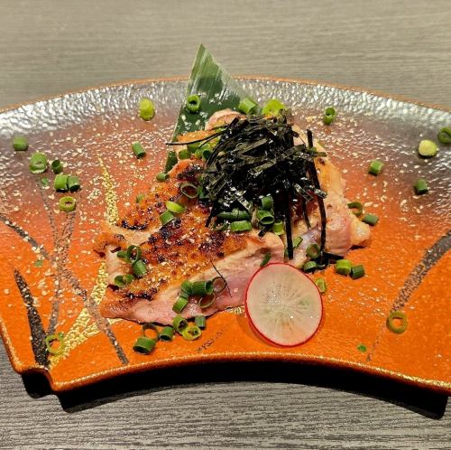 にんにく醤油と相性抜群　もも肉のタタキ