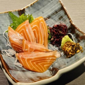脂乗ってます! オーロラサーモンのお刺身