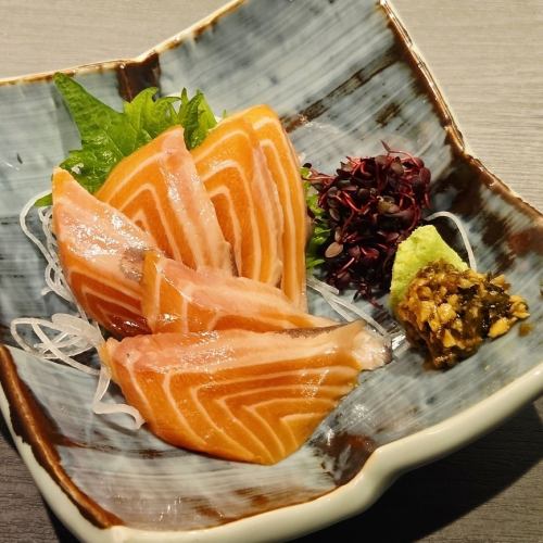 脂乗ってます！ オーロラサーモンのお刺身