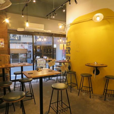 There are five tables for two that are perfect for a date or a casual drink alone.The bright yellow color that evokes beer stands out in this stylish and open space that resembles a bar overseas.The warmly lit seats are comfortable and you can soothe your day to day fatigue with some delicious beer and refresh yourself.