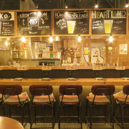 当店はおひとり様でのご来店も大歓迎です。少しだけ美味しいビールが飲みたい、できればビールに合うおつまみも…といった日はぜひお気軽にお越しください。カウンター席からはサーバーからビールを注ぐ様子をご覧いただけますので、期待感が味わいを一層引き立ててくれます。おすすめビールのことなどぜひお尋ねください。