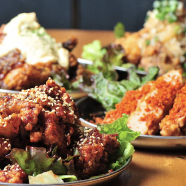 ビール屋さんだからこそ可能な、贅沢で大胆な調理法。あとを引く美味しさの看板おつまみ「ビアチキ」