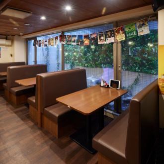 느긋하게 편히 쉴 수 있는 4인용 소파 테이블석은, 그만 장시간 갖고 싶어지는 듯한 자리가 되어 있어, 푹신한 소파에 몸을 맡기면서, 천천히 식사나 대화를 즐길 수 있습니다.3 시간 음료 무제한 코스와 함께 한가로이 느긋하게 이야기도 OK!