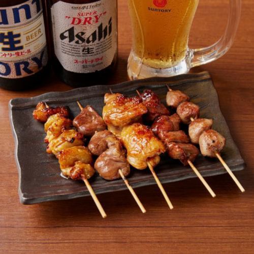 【酒鬼的終極盛宴】今晚,就來享用我們特選的烤雞肉串和酒水吧! 「今日精選5串」定能讓您大飽口福!