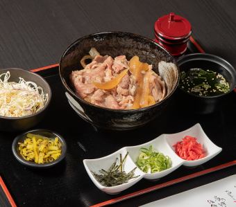 점심 메뉴 검은 털 일본소 로스 스키 샤브 쇠고기 덮밥 (샐러드, 수프, 절임 포함)