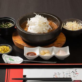 점심 메뉴 일본 쇠고기 줄지 돌 구이 카레 (샐러드, 수프, 절임 포함)