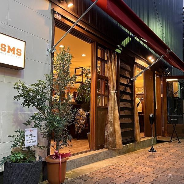 むつみ小路の路地裏をすこし奥に進んだところにあるワインとタパスとこだわりハイボールのお店です。賑やかな立ち飲み屋さんが続く路地裏の先ですこしゆっくりしていただけるようなお店となっております。こだわりのドリンクとお料理をリーズナブルにお出ししておりますのでぜひ一度お越しください。