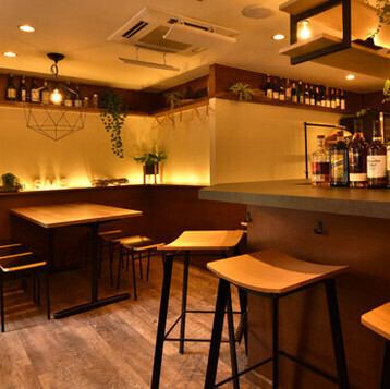 友人とのお食事やデートなどのプライベートシーンだけではなく6名までご利用ができるテーブル席もございますので女子会や仕事終わりの飲み会などの少人数宴会のご利用も可能です。