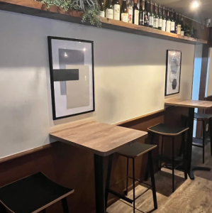 2名掛けテーブル席のご用意もございます。デートなどのプライベートシーンのご利用にピッタリです。