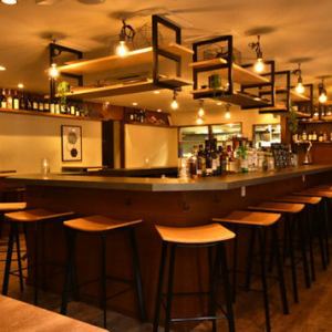 雰囲気の良いカウンター席はデートにもピッタリ。ワインやカクテルを楽しみながら素敵なお時間をお過ごしください。