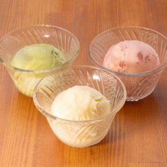 Ice cream (vanilla, strawberry, matcha) 400 yen each