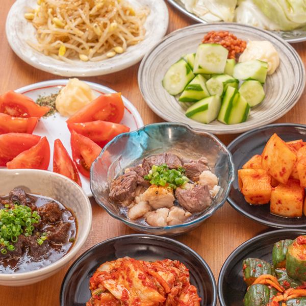 A wide variety of a la carte dishes starting from 350 yen (tax included)