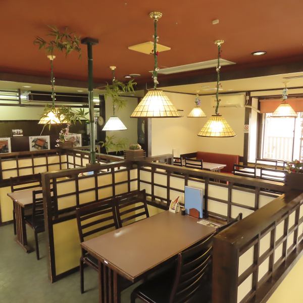 プライベートに適したカウンター席は、お一人様やカップルに人気です。広い空間の中にある落ち着いた雰囲気は、ランチや仕事帰りの軽い食事にもぴったり！和を感じる柔らかな色合いの内装と、居心地の良い座席がアットホームな雰囲気を演出。静かな時間を楽しみたい方にも最適で、過ごしやすさを重視した空間が魅力です♪