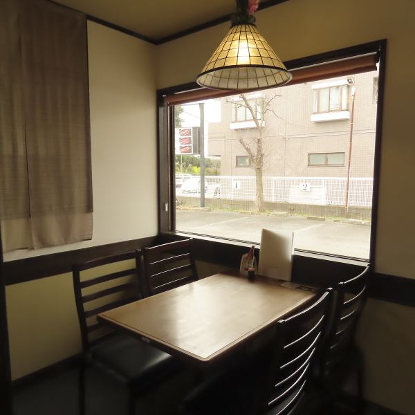 店内は素材の温もりを活かした内装で、落ち着ける心地よい雰囲気が広がります。カウンター席もありお一人様でも入りやすい印象。アクセスの良さも自慢で、ふらっと立ち寄れる利便性が人気です◎ランチからディナーまで幅広く利用できるほか、心配りの行き届いたサービスでどなたでも快適にお過ごしいただけます♪