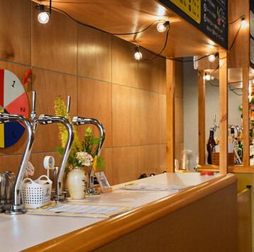 少人数やおお一人様でも利用しやすいカウンター席やスタンディング席をご用意しています。温かい雰囲気のなか、元醸造家セレクトのクラフトビールとこだわり餃子やおつまみを楽しめます。静かに会話を楽しみたい女子会や友人との集まりにもぴったりな空間です。周囲に気兼ねせず過ごせる居心地の良さも魅力◎