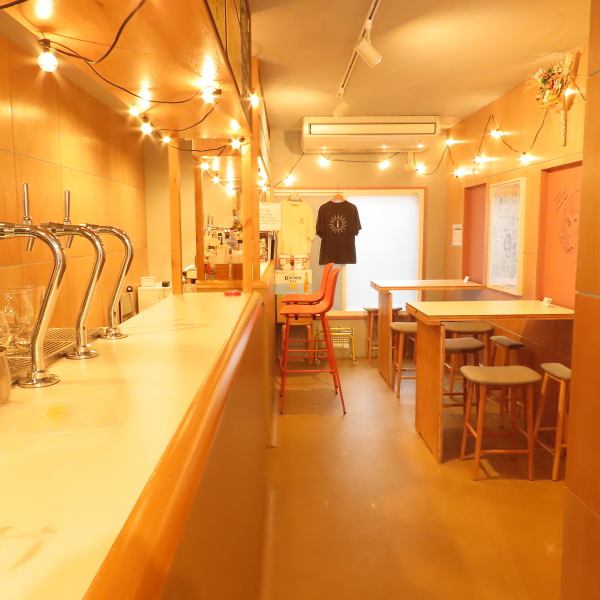 駅近の好アクセスが魅力のビアバー!店内は明るく開放感に溢れており、元醸造家によるクラフトビールと多彩なおつまみ、こだわり餃子を提供する空間が広がっています◎週替わりのビールタップはいつ訪れても新しい出会いがあり、貸切や宴会、女子会、誕生日や記念日など多様なシーンに柔軟対応可能です。