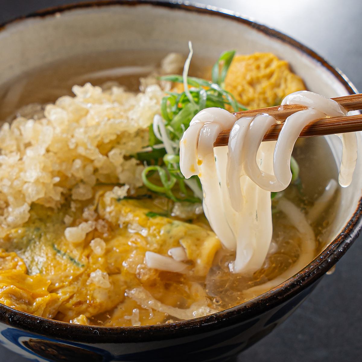 ランチはこだわりのうどんをリーズナブルに楽しめる！