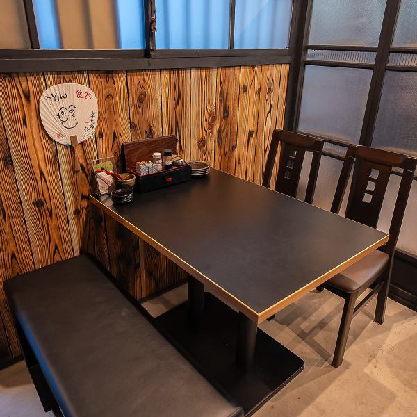 【おひとり様からOK】テーブル席を3卓ご用意しております！　4名様テーブルが一卓、２名様テーブルが2卓となります。2名様席はおひとり様からご案内可能となっておりますので、フラッとお気軽にお越しください。お仕事終わりの一杯などにもお使いいただけます。