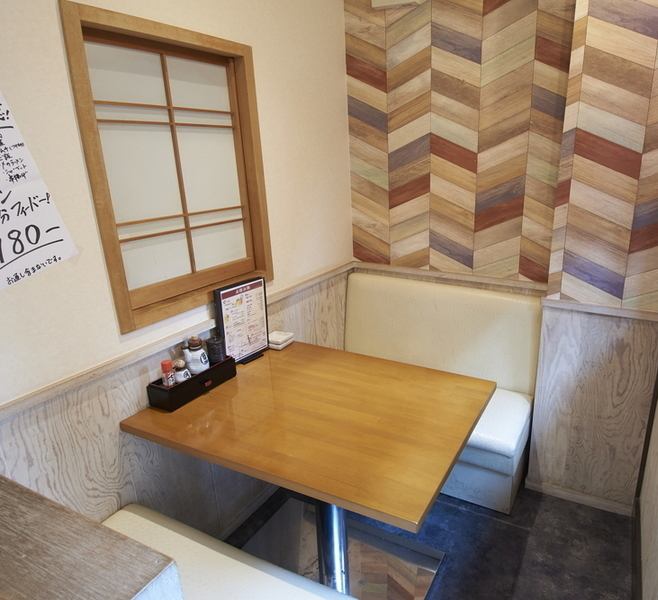 There is a table seat for 4 people.It is a cozy shop where you can drop in on your way home from work! There are various local sakes that go well with the dishes.