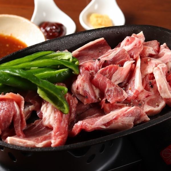 织姬特产菜单 生羊肉铁板烧 200g（1,600日元） 采用奢华烤制的鲜嫩生羊肉制成的引以为傲的菜肴！