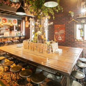 A large table seat in the center of the store.It will be a street-style space that is perfect for a quick meal or a light drink.