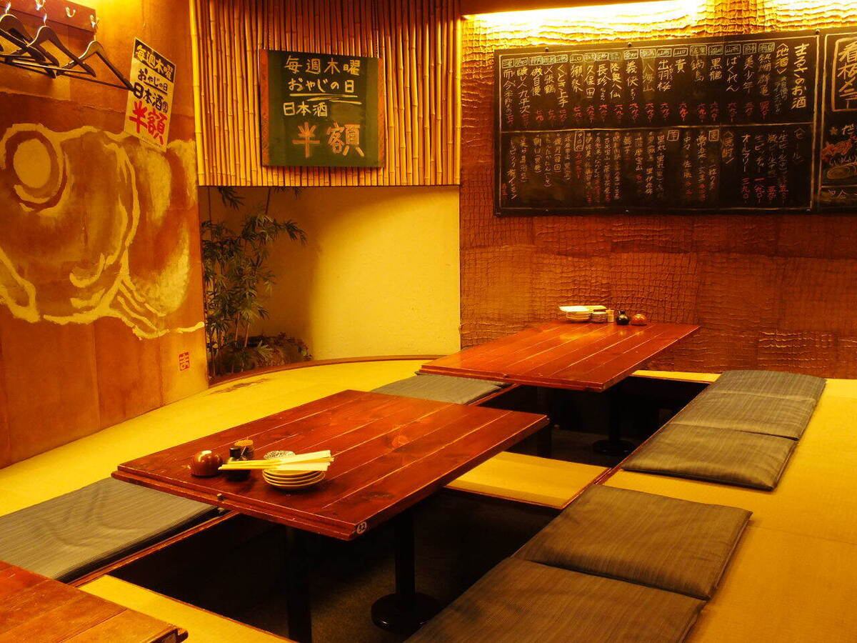 座敷席でごゆるりと。店内は最大50名様の宴会可能！各種宴会に◎