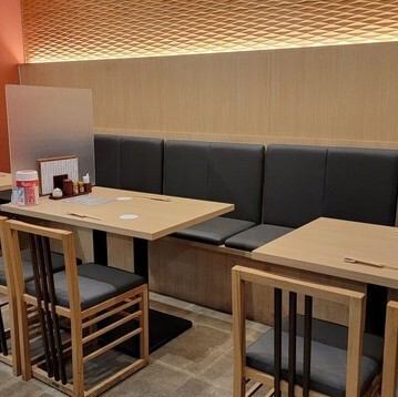 友人や同僚とリラックスして座れるテーブル席◎