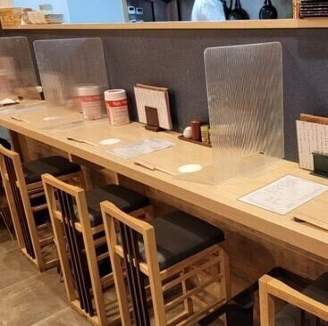 <p>お一人様でも気兼ねなくご利用いただけるカウンター席は、全部で4席ご用意しております◎目の前で調理する職人の技を眺めながら、出来立てのお料理を味わうことができます♪蕎麦屋ならではの活気を感じながら、ランチや晩酌をゆっくりとお楽しみください◎</p>