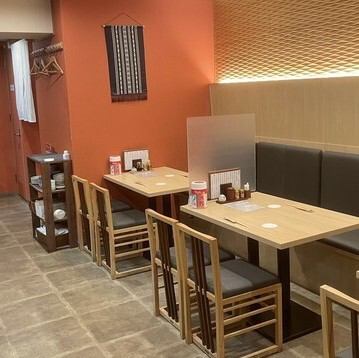 開放感のある広々としたテーブル席は、ランチタイムやディナータイムをゆったりと過ごしたいお客様に最適です♪友人やご家族との賑やかなお食事や、ちょっとした集まりにも◎当店自慢の手打ち蕎麦や揚げたての天ぷらをみんなで囲んで、楽しい思い出を作ってください★