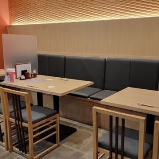 ご家族連れのお客様もゆったりとお過ごしいただける、広々としたテーブル席をご用意しました！他のお客様を気にせず、プライベートな空間でお食事を楽しみたい方にもおすすめです◎絶品蕎麦を囲んで、素敵な時間をお過ごしください★当店でお待ちしております！