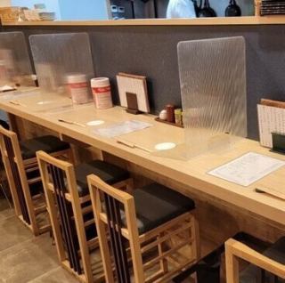お一人様でも気軽に立ち寄れるカウンター席は、全部で4席ご用意しております◎職人の手さばきを間近で見ながら、打ち立ての蕎麦や出来たての料理を味わうことができます♪蕎麦屋ならではの活気と香りを肌で感じながら、至福の一杯に舌鼓を打つのはいかがですか★サク飲みや仕事帰りのサク飯にもぴったりです♪