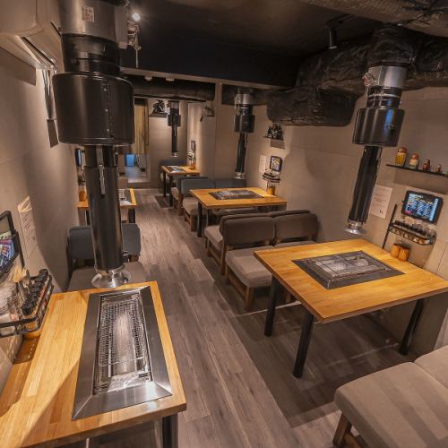 <p>【2名様掛けテーブル×3席】シンプルでモダンなデザインのテーブルは、心地よい雰囲気を醸し出し、リラックスして食事を楽しむことができます。デートや友人との会話を楽しむためのプライベート感があり、周りを気にせずにゆったりとした時間を過ごせます。柔らかな照明に包まれ、心地よいひとときを演出します。</p>
