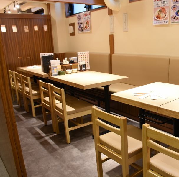 日本情緒溢れる和の佇まい。カウンターや広々座席で寿司の味わいを感じるも良し、会社の同僚と飲むも良しです。